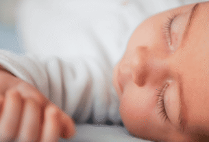Bebê dormindo tranquilamente em berço, com hábitos para sono tranquilo