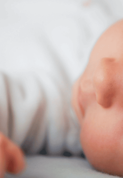 Bebê dormindo tranquilamente em berço, com hábitos para sono tranquilo