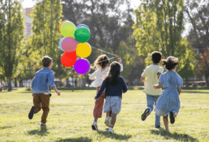 Crianças brincando em parque, promovendo desenvolvimento cognitivo e social