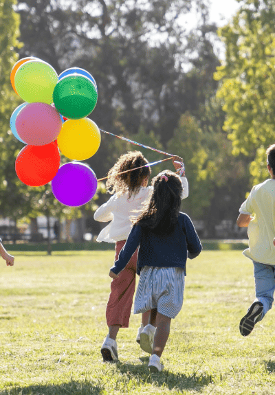 Crianças brincando em parque, promovendo desenvolvimento cognitivo e social