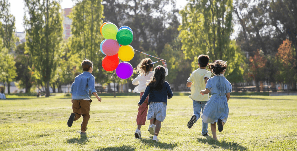 Crianças brincando em parque, promovendo desenvolvimento cognitivo e social